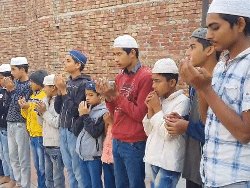 शमी के गांव के बच्चों ने टीम इंडिया की जीत के लिए दुआ की।