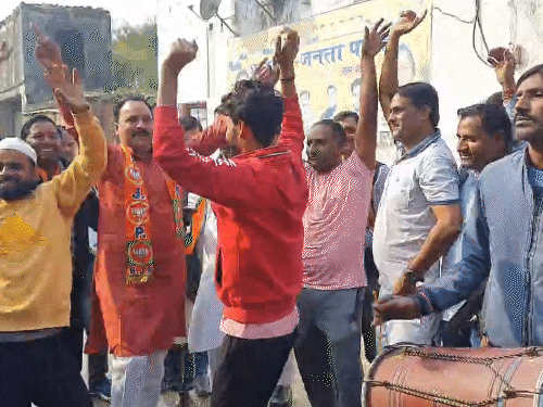 विजुअल क्रिकेटर शमी के गांव अमरोहा के सहसपुर अलीनगर का है। ढोल नगाड़ों की थाप पर लोग जश्न मना रहे हैं।