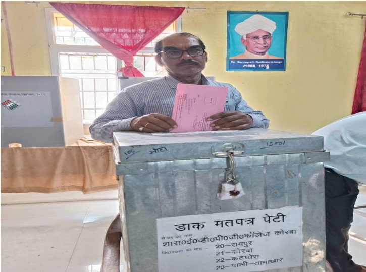 कोरबा जिले में डाक मत पत्र से मतदान करता सरकारी कर्मचारी।