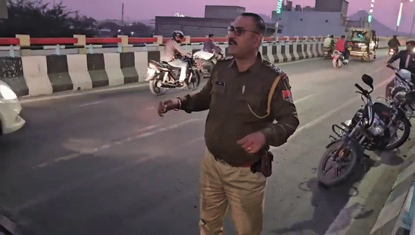 पुलिस मौके पर पहुंची और मांझे को जब्त कर लिया।