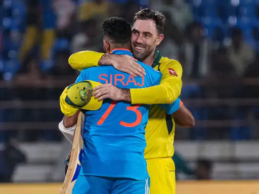 चोट से वापसी कर रहे ग्लेन मैक्सवेल ने 40 रन देकर 4 विकेट लिए.  यह मैक्सवेल के वनडे करियर की सर्वश्रेष्ठ गेंदबाजी थी.