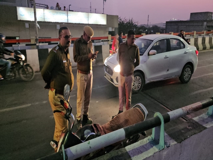 इसी जगह पर युवक के गले में मांझा फंसा था। इसके बाद बैलेंस बिगड़ा तो वह पत्नी और सास समेत बाइक से नीचे गिर गया।