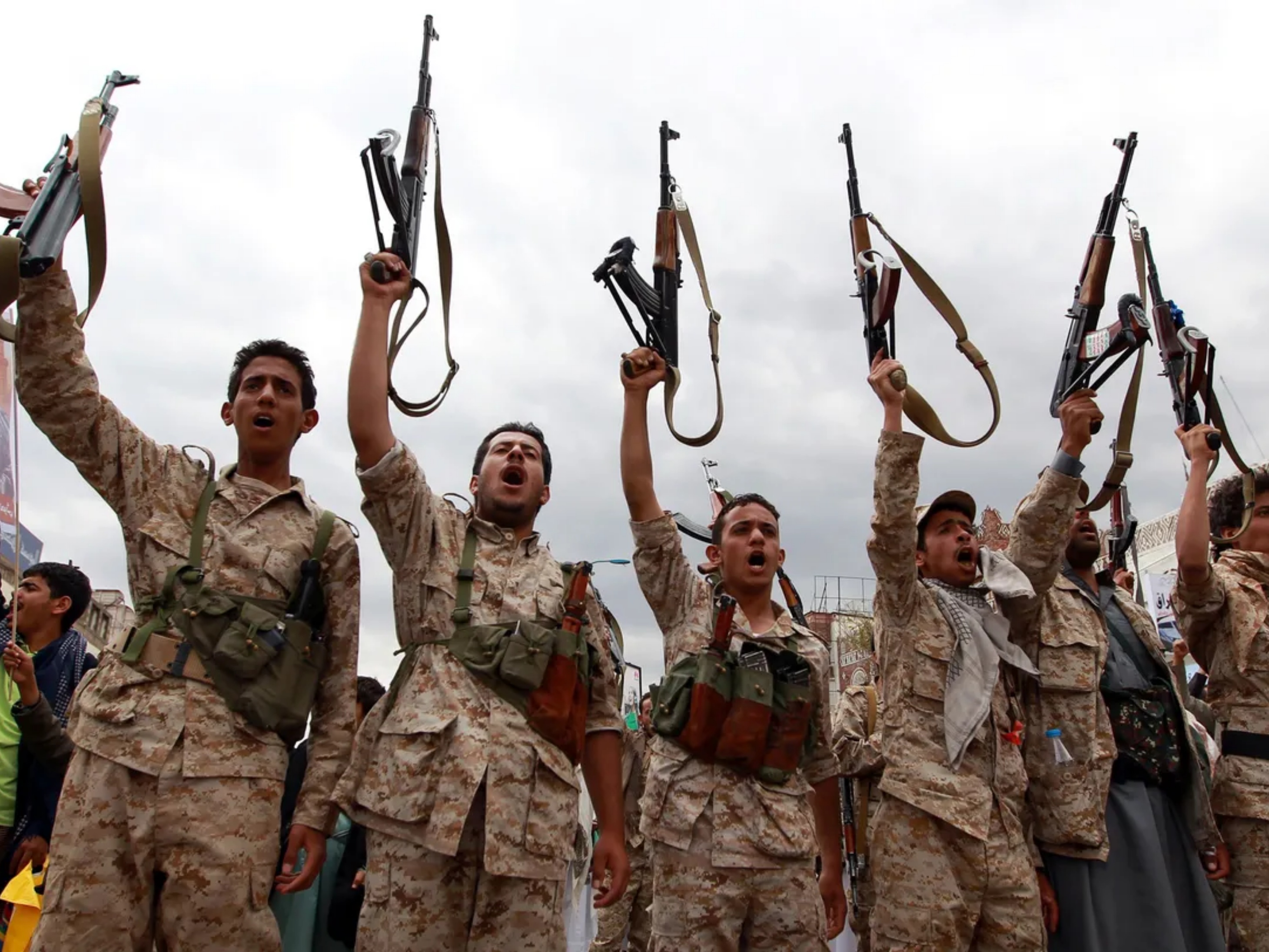 तस्वीर हौथी रेबेलियन आर्मी के कुछ जवानों की हैं। 2014 के बाद यमन में हर जगह ऐसा ही नजारा हैं।