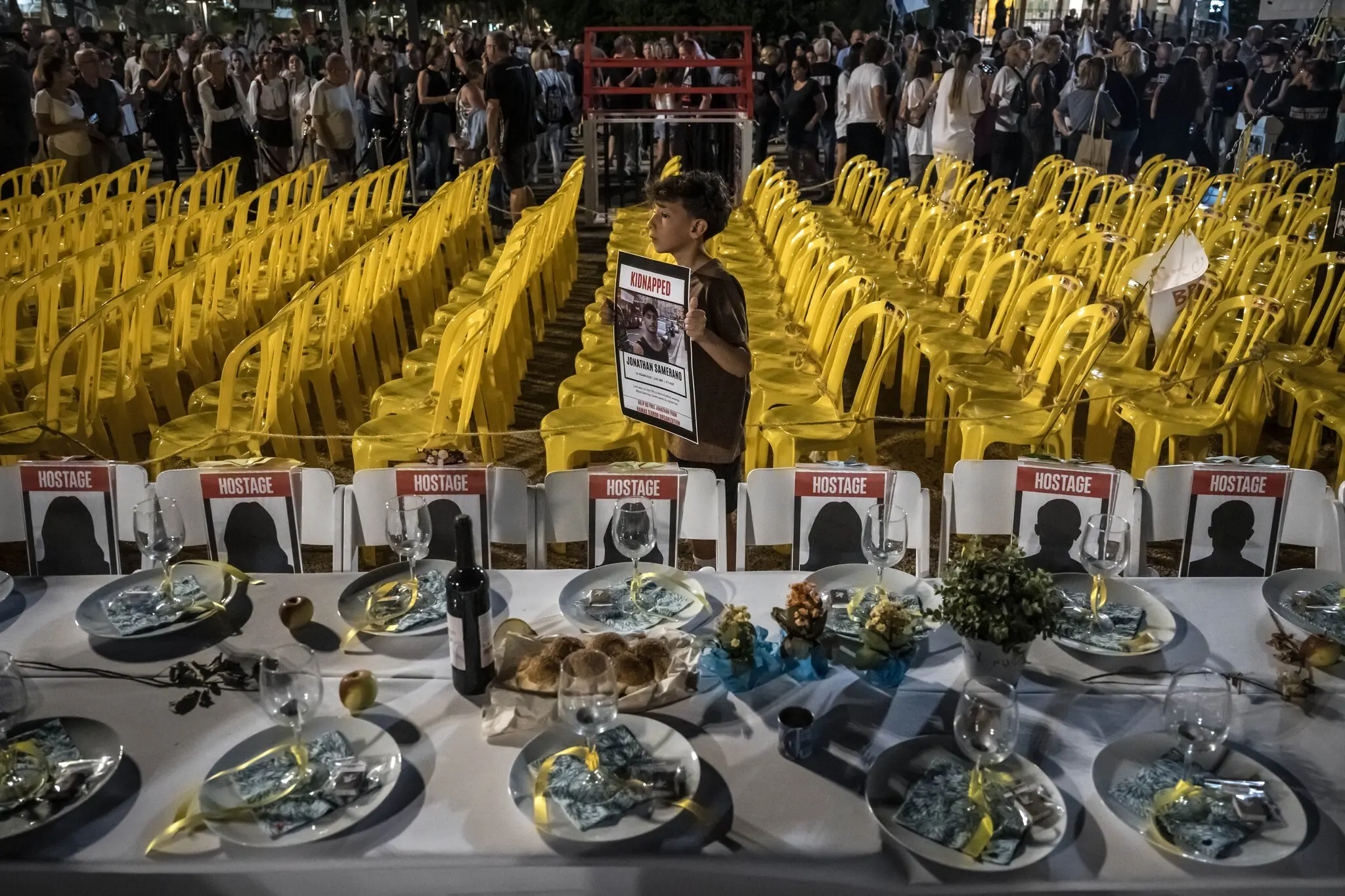 हमास की कैद में करीब 240 बंधक हैं। इनके परिजन दो हफ्ते से इन बंधकों की रिहाई की मांग कर रहे हैं। हालांकि, एक पक्ष हमास के सामने झुकने का विरोध भी कर रहा है।