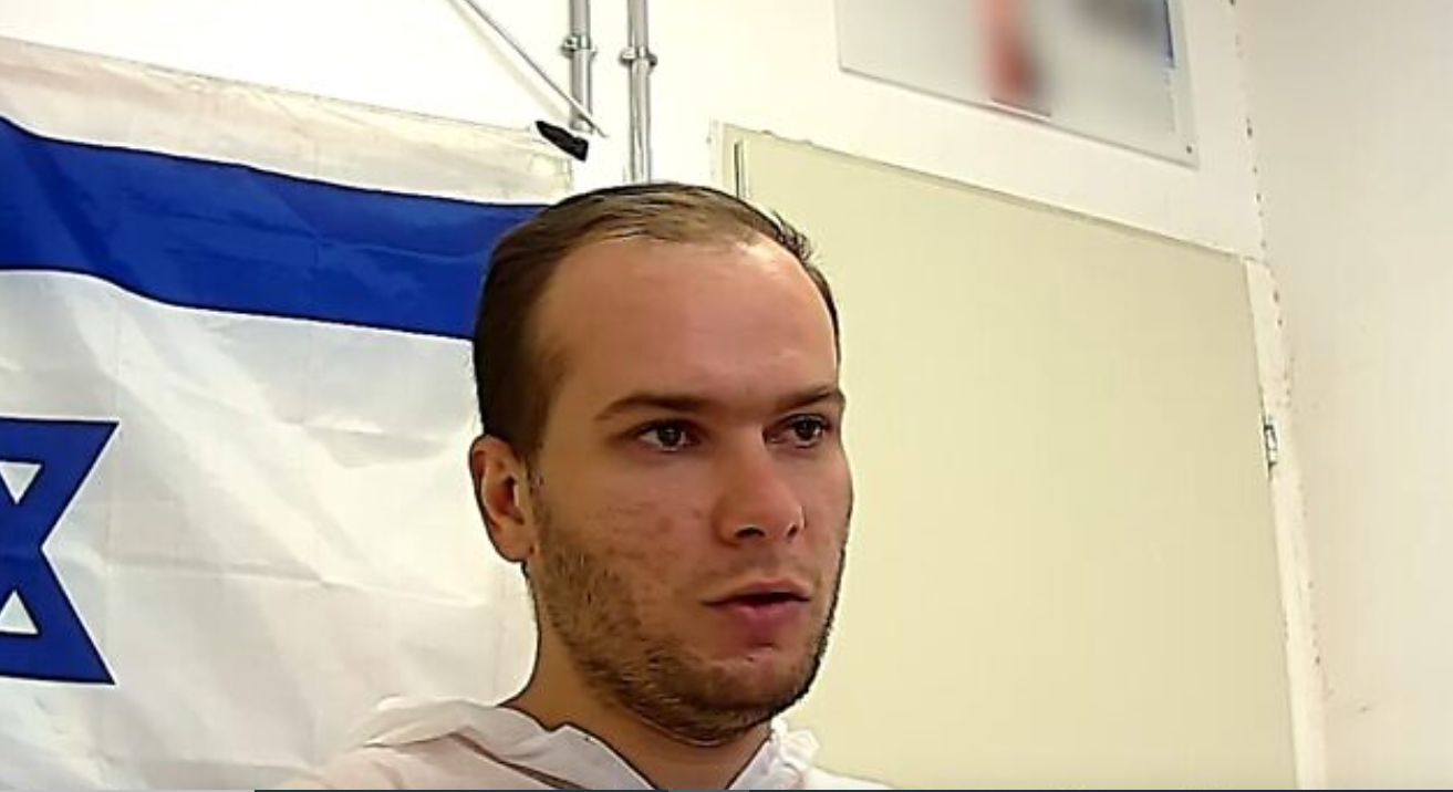 इजराइल की इंटरनल सिक्योरिटी एजेंसी शिन बेत को हमास ठिकानों की जानकारी देते हुए हमास का एक लड़ाका।