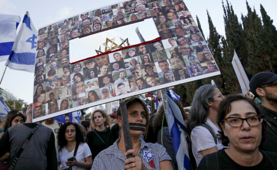 हमास की कैद में सभी बंधकों के परिजन सोमवार को इजराइल के प्रधानमंत्री बेंजामिन नेतन्याहू से मिले।