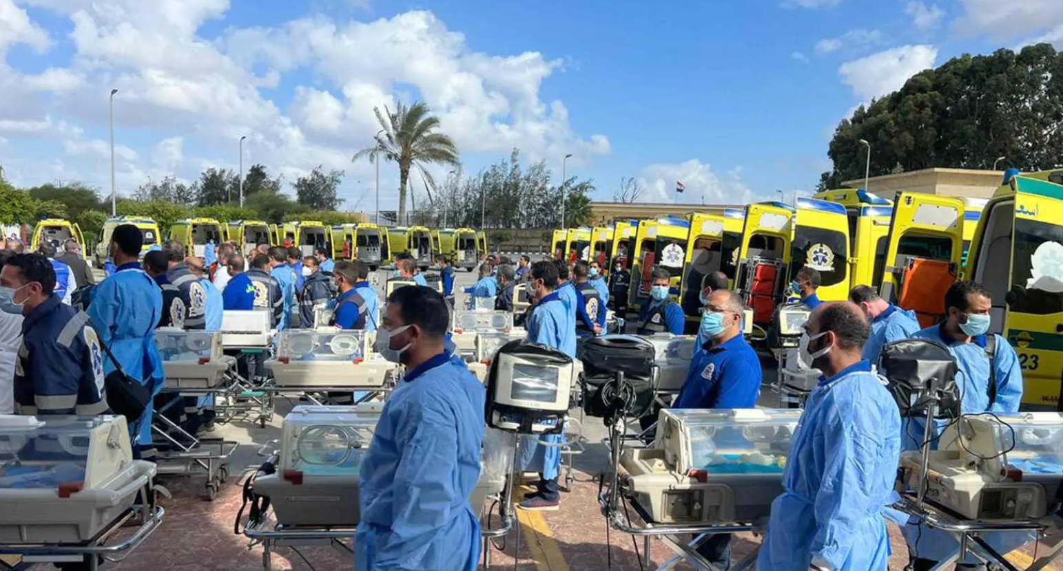 मिस्र में इंक्यूबेटर्स के साथ गाजा के अल-शिफा अस्पताल से आ रहे बच्चों का इंतजार करते हुए डॉक्टर्स