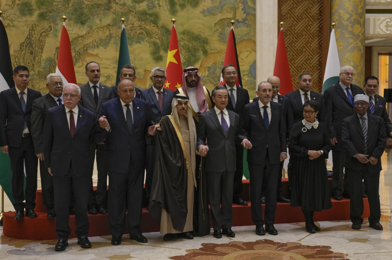 चीन में मुस्लिम देशों के प्रतिनिधियों के साथ फोटो सेशन के दौरान चीन के विदेश मंत्री वांग यी (दाएं से चौथे)।