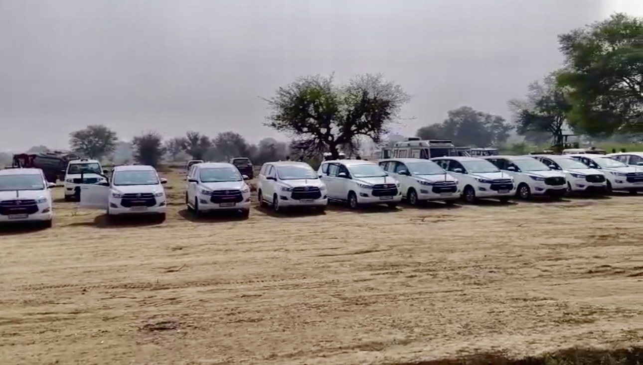 सभास्थल के निकट अधिकारियों के वाहनों की कतार