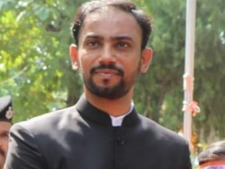 स्थानीय लोगों का कहना है कि हादसे के बाद डीएम विजय प्रकाश मीणा मौके से फरार हो गए।