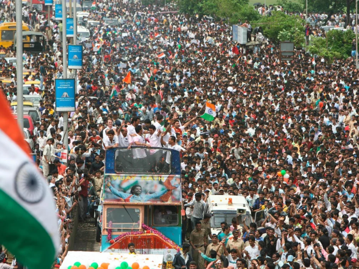 26 सितंबर 2007 को, भारतीय क्रिकेट टीम के स्वागत के लिए मुंबई में एक बस परेड हुई और सड़कों पर प्रशंसकों की भीड़ उमड़ पड़ी।