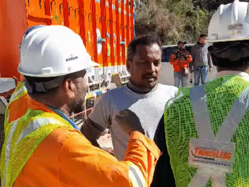 ऑगर मशीन के सफलतापूर्वक काम करने पर इस मशीन के ऑपरेटर्स में खुशी है। एक ऑपरेटर ने शाम तक रेस्क्यू होने की उम्मीद जताई है।