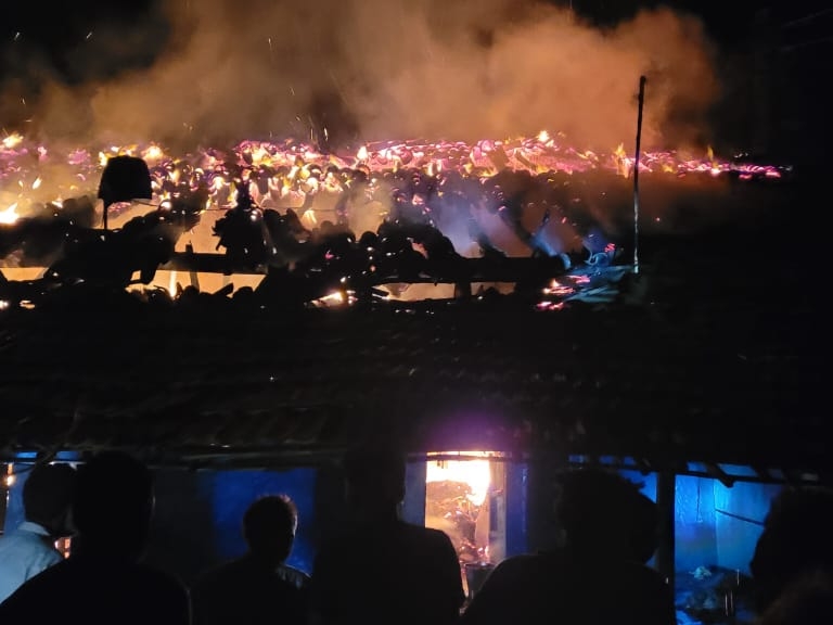 Gas cylinder explodes due to fire in two houses दो घरों में आग लगने