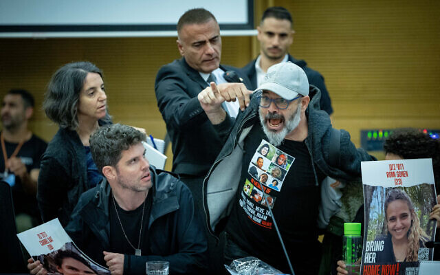 तस्वीर इजराइली संसद की है, जहां सीजफायर समझौते को पारित करने से काफी देर तक उस पर चर्चा हुई।