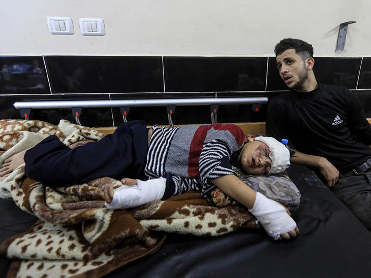 खान यूनिस के नासेर अस्पताल में इलाज का इंतजार करता घायल बच्चा।