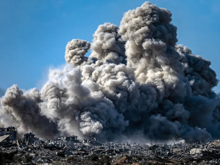 इजराइल के स्देरोट से गाजा पर हवाई हमले की तस्वीर।