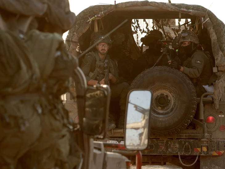 हमास के ठिकानों को निशाना बनाने के लिए गाजा जाते इजराइली सैनिक।