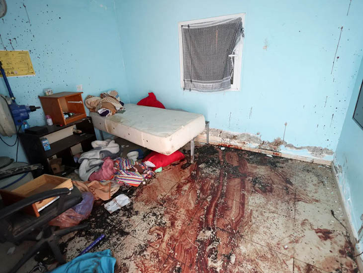 तस्वीर इजराइल के किबुत्ज नीर ओज की है, जहां 7 अक्टूबर को हमास के हमले के बाद घर खून से लथपथ नजर आ रहा है।