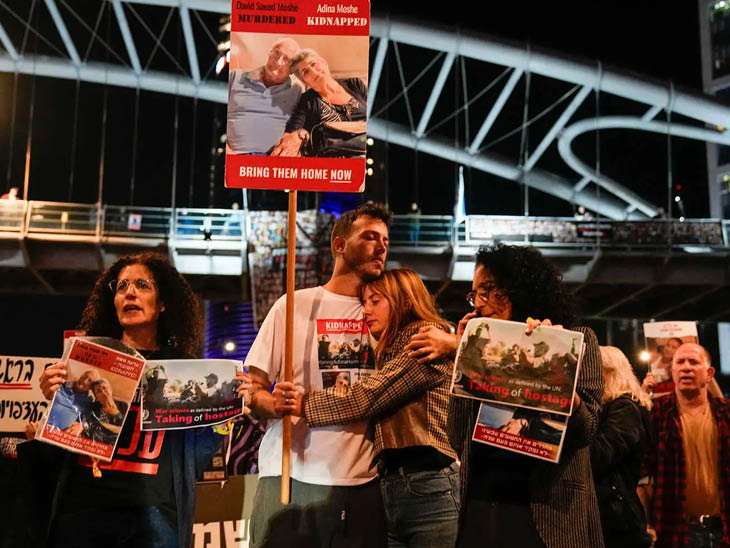 हमास द्वारा बंधक बनाए गए लोगों के परिजन उन्हें वापस लेने की मांग के साथ प्रदर्शन करते नजर आए।