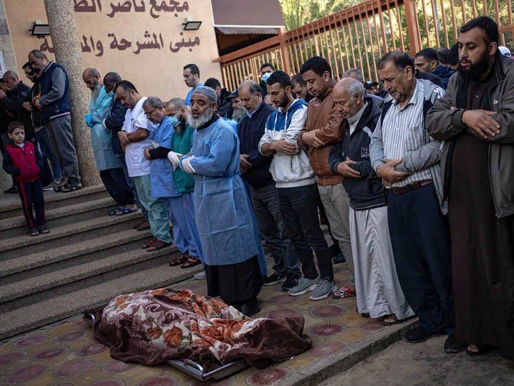 गाजा के खान यूनिस में फिलिस्तीनी की मौत के बाद दुख जताते अस्पताल कर्मी और परिजन।