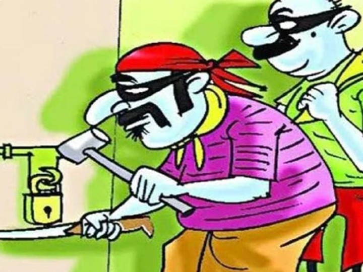 सूने मकान का ताला तोड़ते चोरों की सांकेतिक फोटो। - Dainik Bhaskar