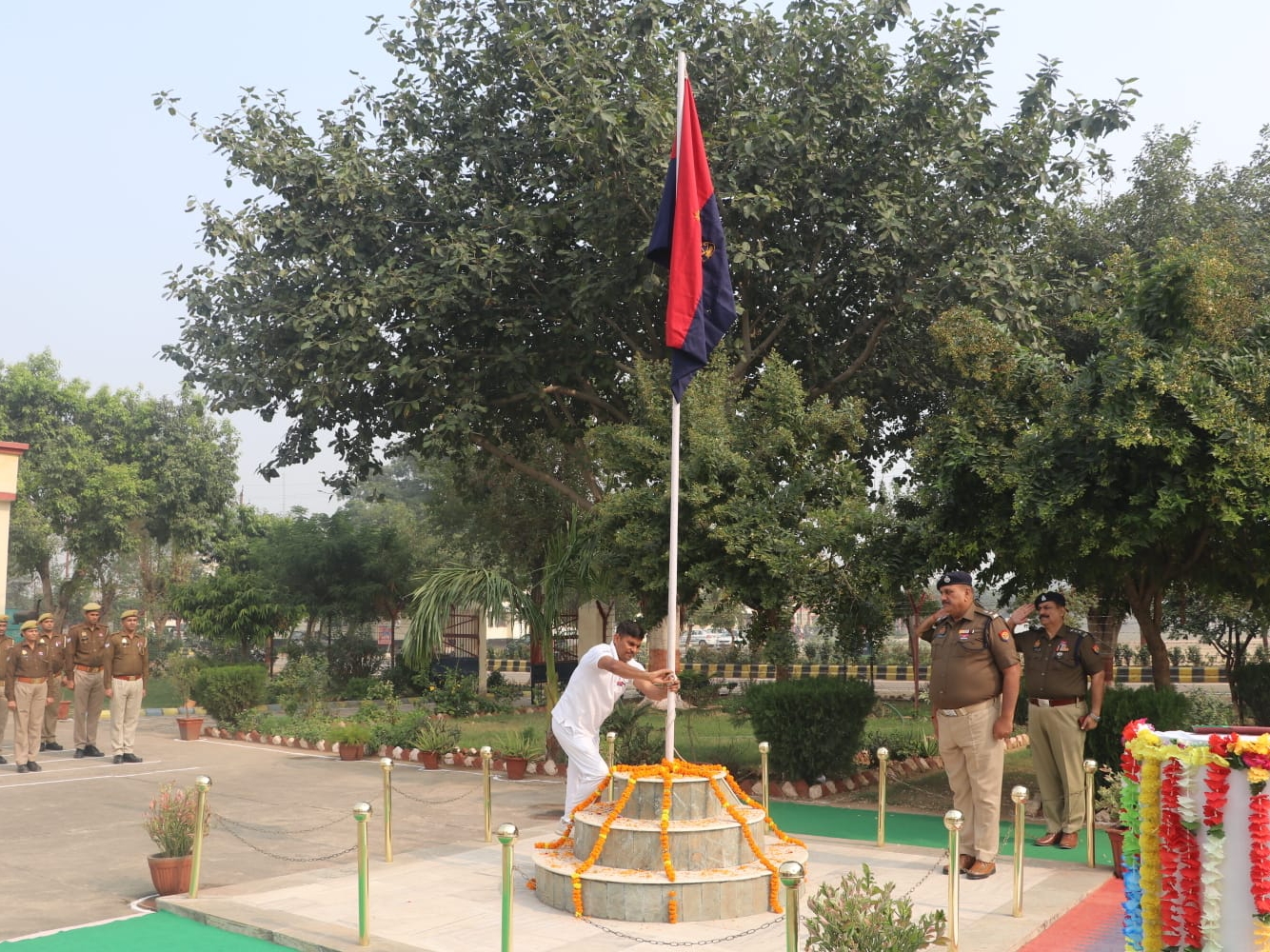 Superintendent of Police hoisted the flag on Police Flag Day पुलिस झंडा दिवस पर पुलिस अधीक्षक