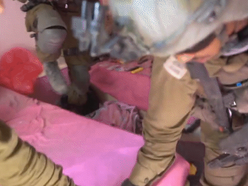 टॉप हमास कमांडर के बच्चों के बिस्तर के अंदर इजराइली सेना को हथियार मिले।