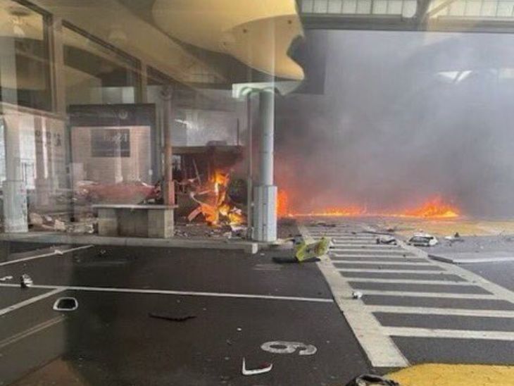 US- Canada border closed after vehicle explosion on bridge, FBI responds | गर्वनर ने खबरों का खंडन किया, बोलीं- यह सिर्फ एक्सीडेंट, तेज रफ्तार कार टोल बूथ से टकराई