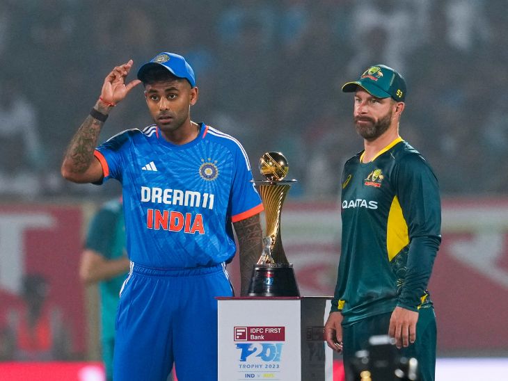 मैच से पहले ट्रॉफी के साथ फोटोशूट कराते भारतीय कप्तान सूर्यकुमार यादव और ऑस्ट्रेलियाई कप्तान मैथ्यू वेड।