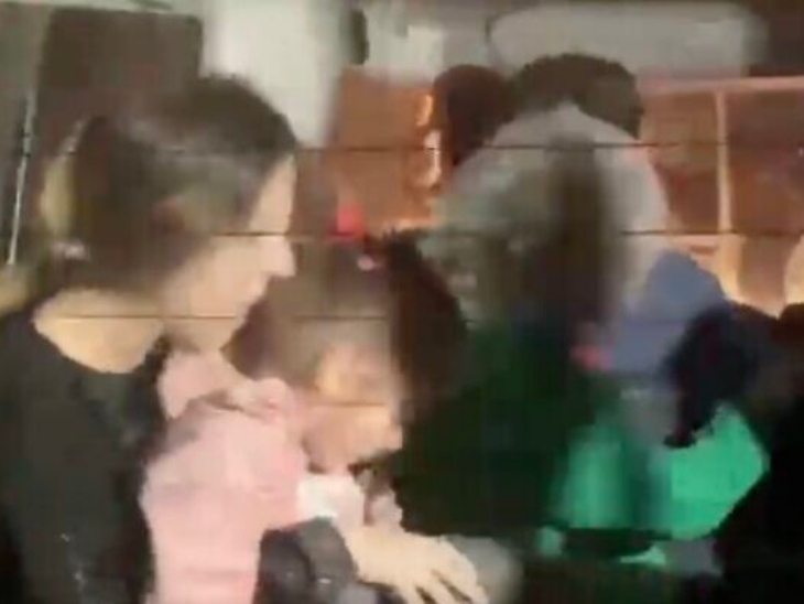 तस्वीर इजराइली बंधकों की है। हमास ने सीजफायर के पहले दिन इन्हें छोड़ा है।