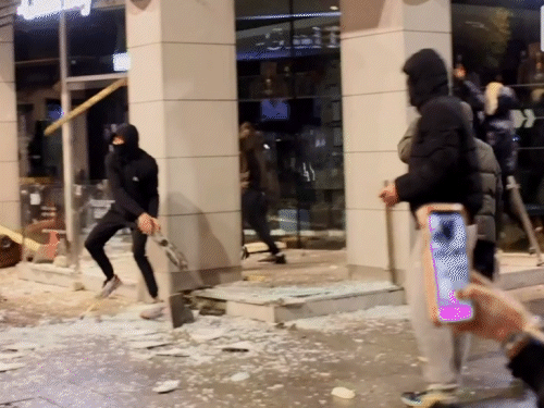 फुटेज में कुछ लोग आयरिश पुलिस पर पत्थरों से हमला करते नजर आ रहे हैं।