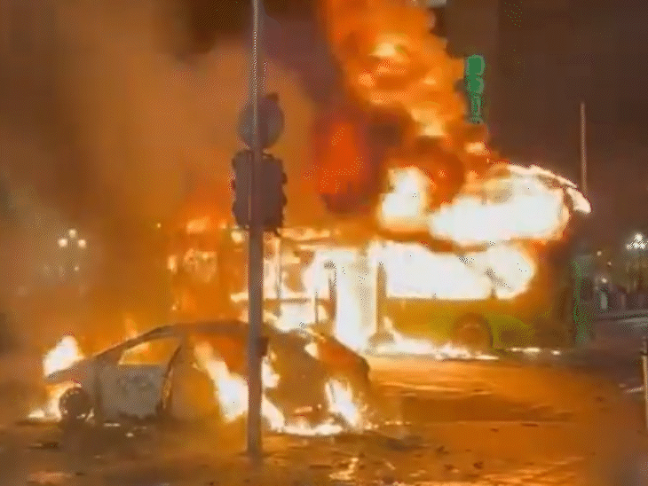 आयरलैंड की राजधानी डबलिन में हिंसा के दौरान बस-कारों को आग के हवाले कर दिया गया।