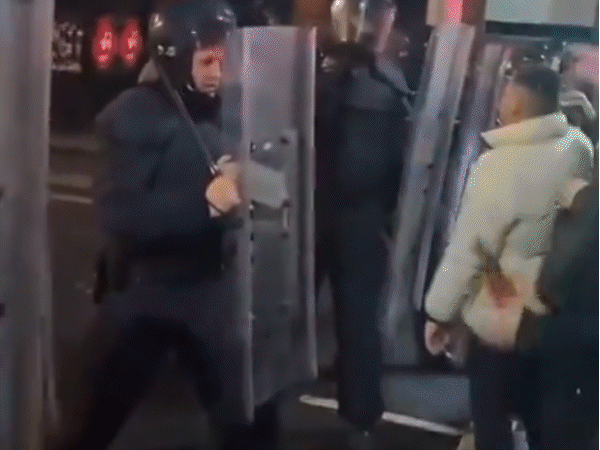 फुटेज डबलिन शहर का है। यहां लोग पुलिस के सामने प्रवासियों के खिलाफ नारे लगाए।