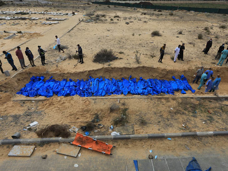 तस्वीर खान यूनिस के कब्रिस्तान की है, जहां 111 शवों को दफनाया गया है।
