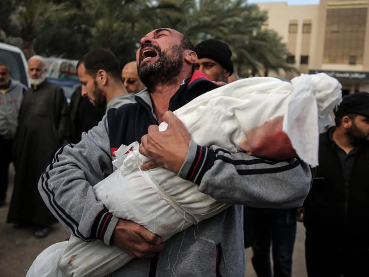 बुधवार को दक्षिणी गाजा पट्टी के खान यूनिस में एक बच्चे का अंतिम संस्कार किया गया।