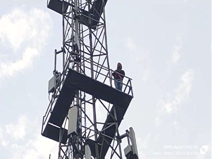 टावर पर चढ़कर सतपाल सिंह ने आरोपियों की गिरफ्तारी की मांग की।