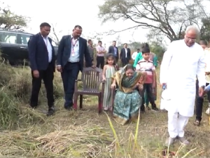 परिवार के साथ खेत में धान कटाई का शुभारंभ करने पहुंचे मुख्यमंत्री भूपेश बघेल