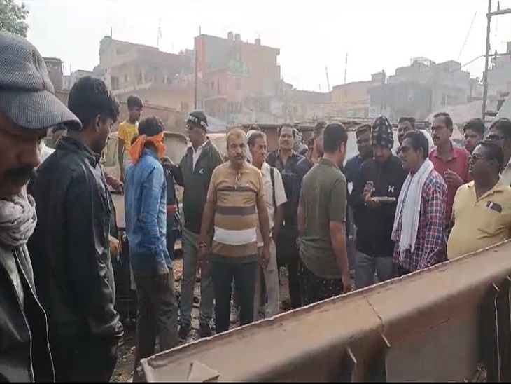 संडे मार्केट में कार्रवाई करती निगम की टीम। - Dainik Bhaskar