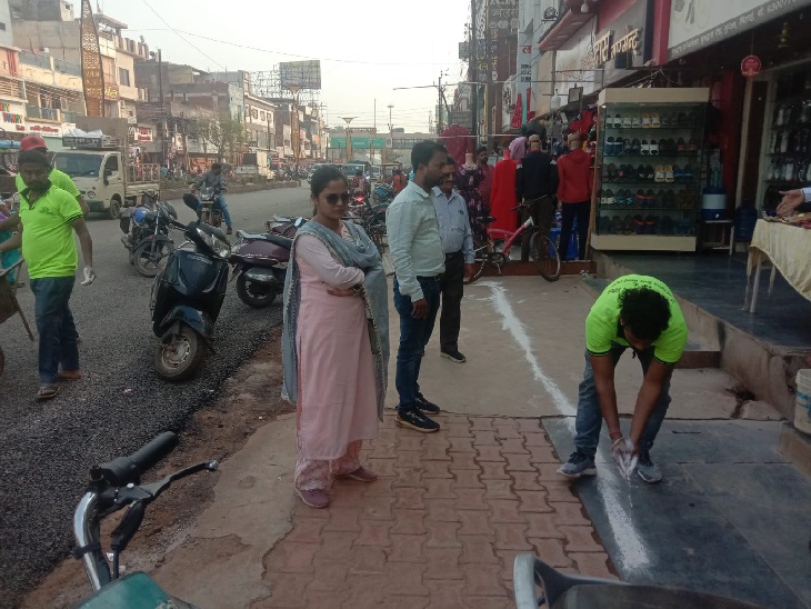 एक दिन पहले सड़क किनारे की गई थी मार्किंग।