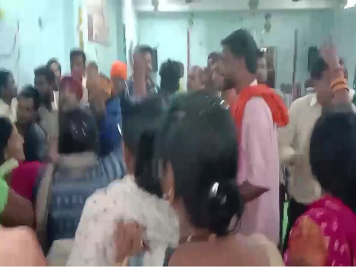 धर्म परिवर्तन की खबर के बाद महिलाओं और लोगों के बीच विवाद।