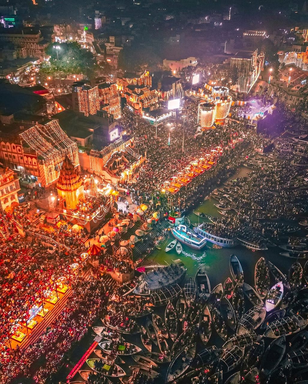 फोटो में वाराणसी के घाटों से देव दीपावली का अद्भुत नजारा। घाटों पर पांव रखने तक की जगह नहीं थी।