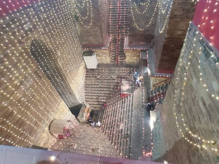 लोलार्क कुंड को दीपों से सजाया गया। यह दृश्य बेहद ही विहंगम लग रहा था।