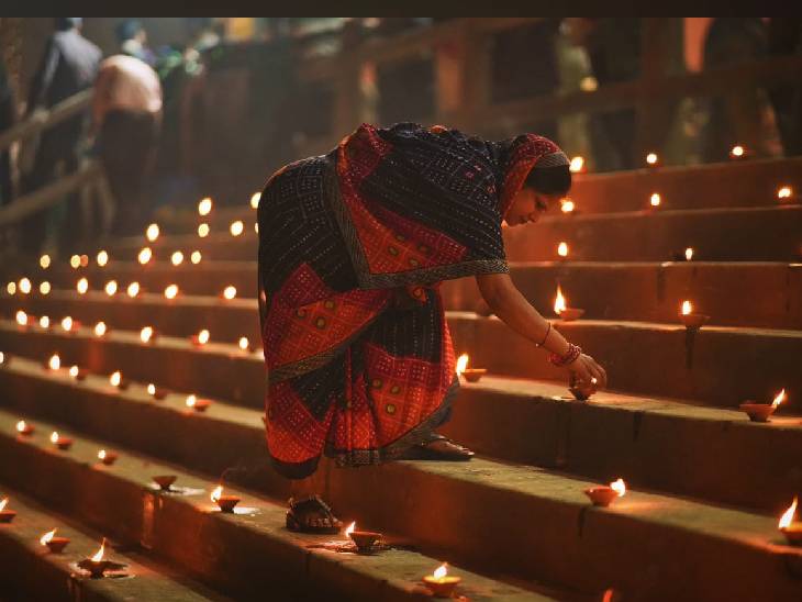 देव दीपावली पर महिला घाट पर दीये जलाती हुई। इस दौरान वहां का अद्भुत नजारा दिखा।