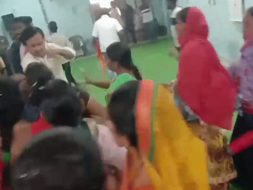 विरोध करने प्रार्थना सभा पहुंची महिलाओं से मारपीट की गई। - Dainik Bhaskar