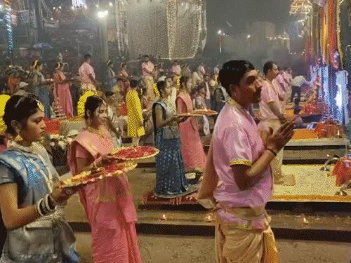 दशाश्वमेध घाट पर गंगा आरती की गई। इसमें बड़ी संख्या में श्रद्धालु शामिल हुए थे।