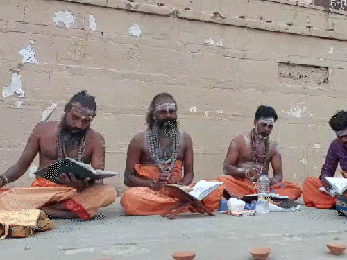 त्रिपुरा से आए संतों ने हनुमान घाट पर शिव मंत्र का जाप किया।