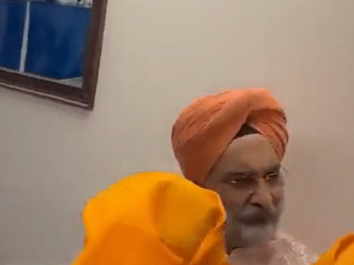 न्यूयॉर्क के गुरुद्वारे में खालिस्तानी समर्थकों से खुद को बचाते हुए तरनजीत सिंह संधू।