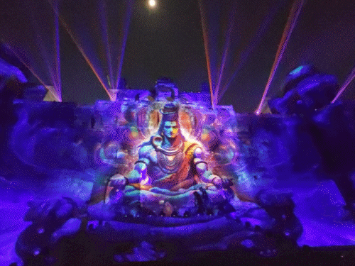 लाइटिंग शो के दौरान भगवान शिव का रौद्र रूप दिखाई दिया।