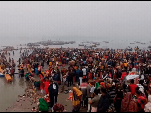Lakhs of devotees reached Sangam on Kartik Purnima: 5 lakh people took bath,  it is estimated that 7 lakh people will take bath till evening,  administrative staff is ready at the ghats. |