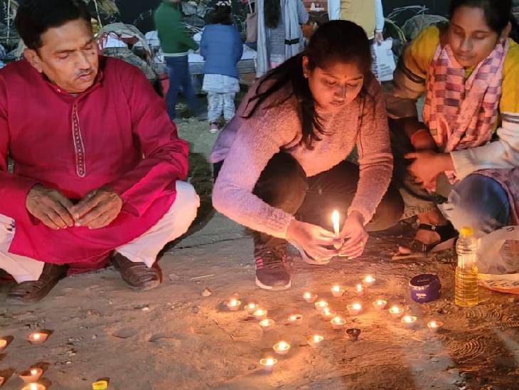 दीपदान करने के लिए वाराणसी के आस-पास के जिलों से छात्राएं पहुंचीं। सभी ने संगम पर दीये जलाए।